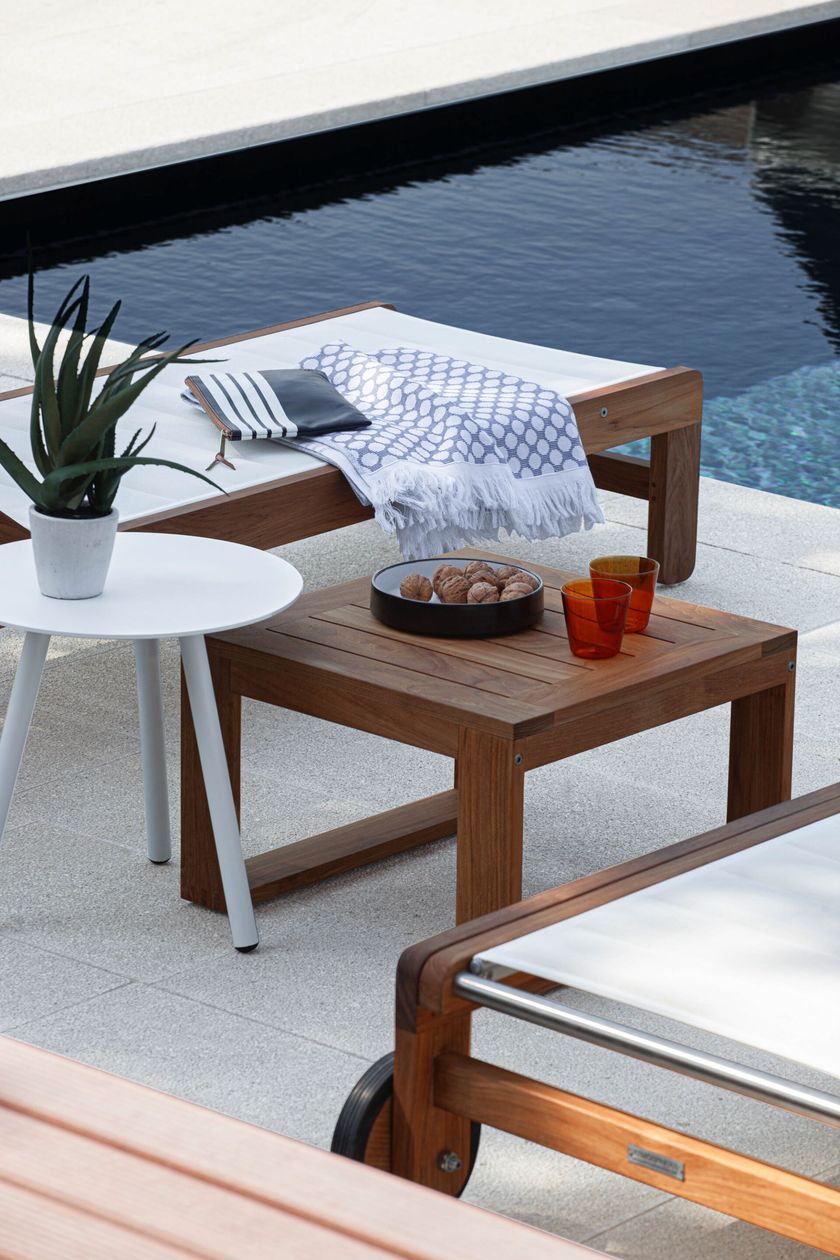 DESERT Low teak garden side table By Atmosphera