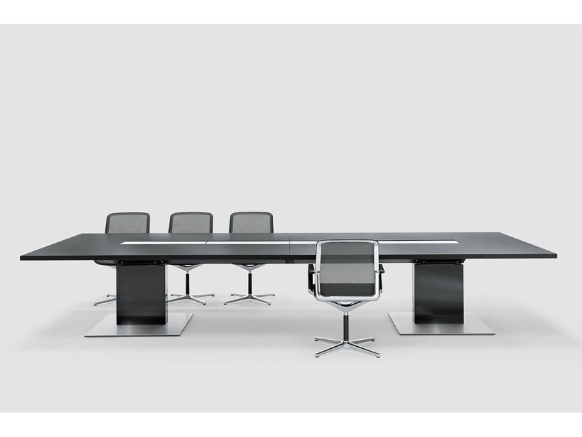 P2 Conference Table de réunion avec passe-câbles By BENE