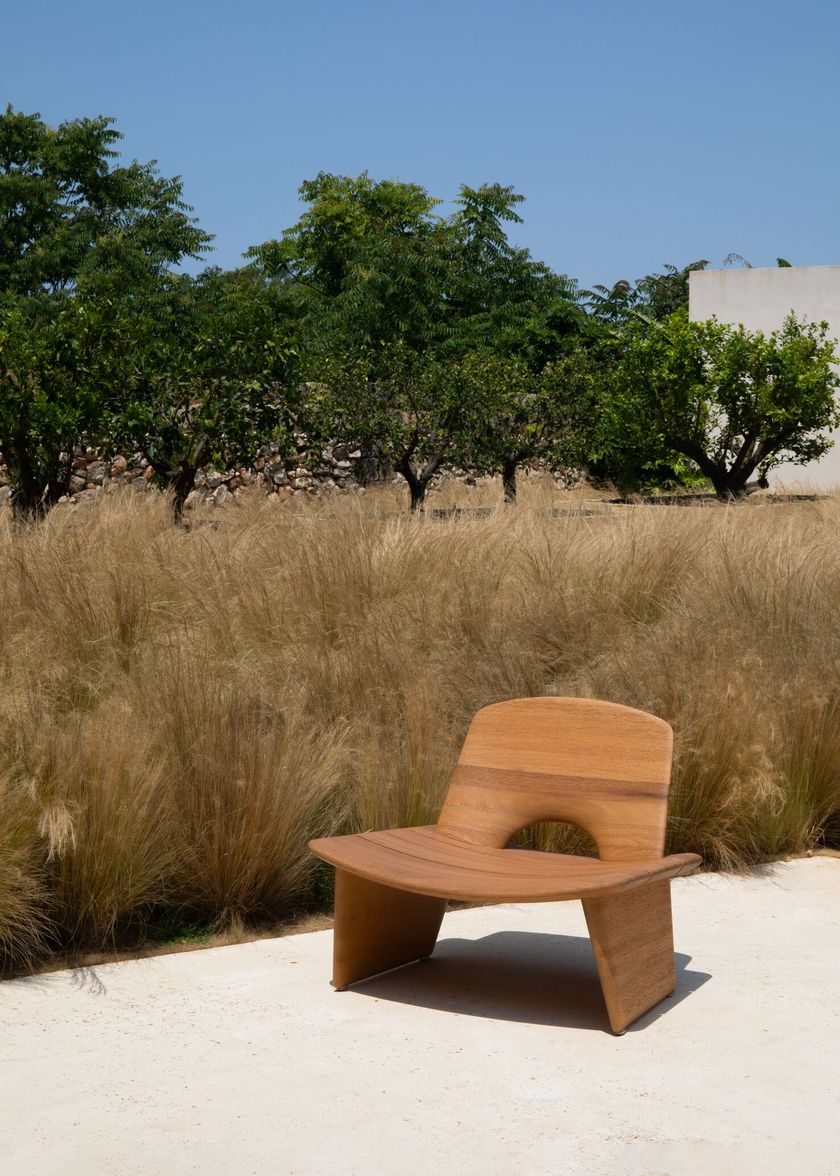 HAKUNA MATATA Wooden low lounge chair By Baxter
