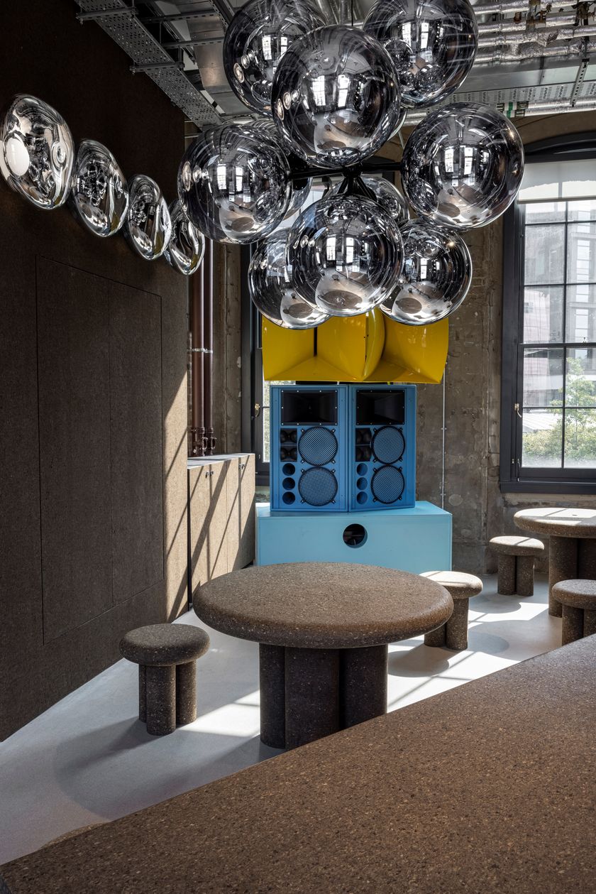 CORK Round cork dining table By Tom Dixon design Tom Dixon