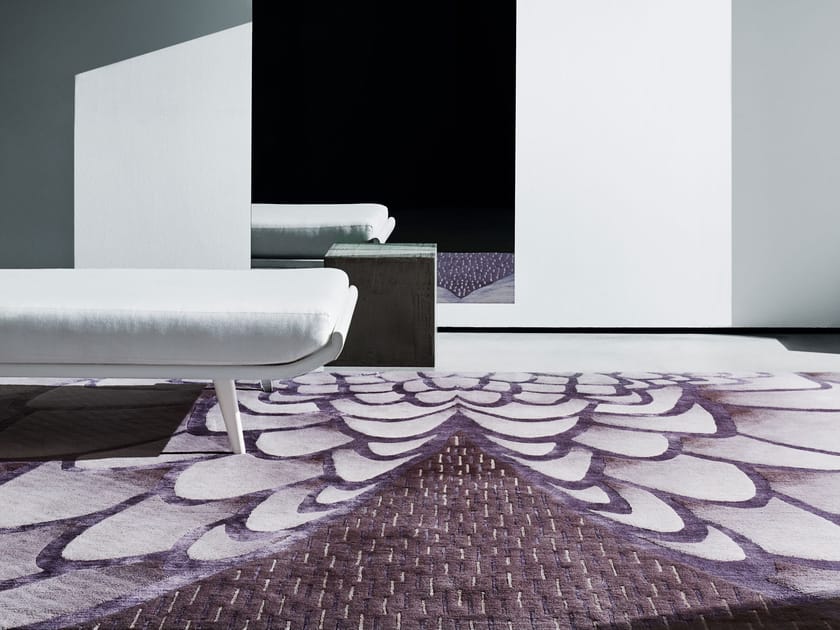 Hand knotted rug in tibetan wool and chinese silk EAGLE Plumage