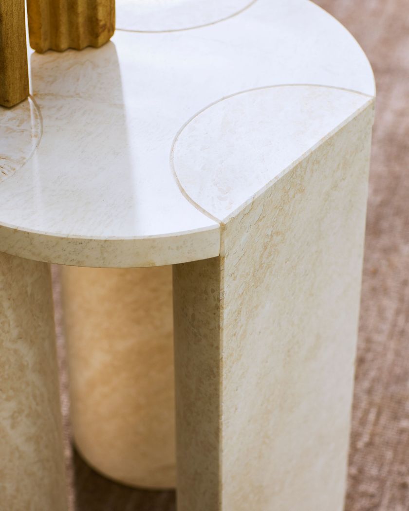 SERELE Round natural stone coffee table By Exteta