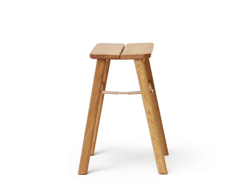 ANGLE by Form & Refine - Sgabello pieghevole basso in rovere - 3