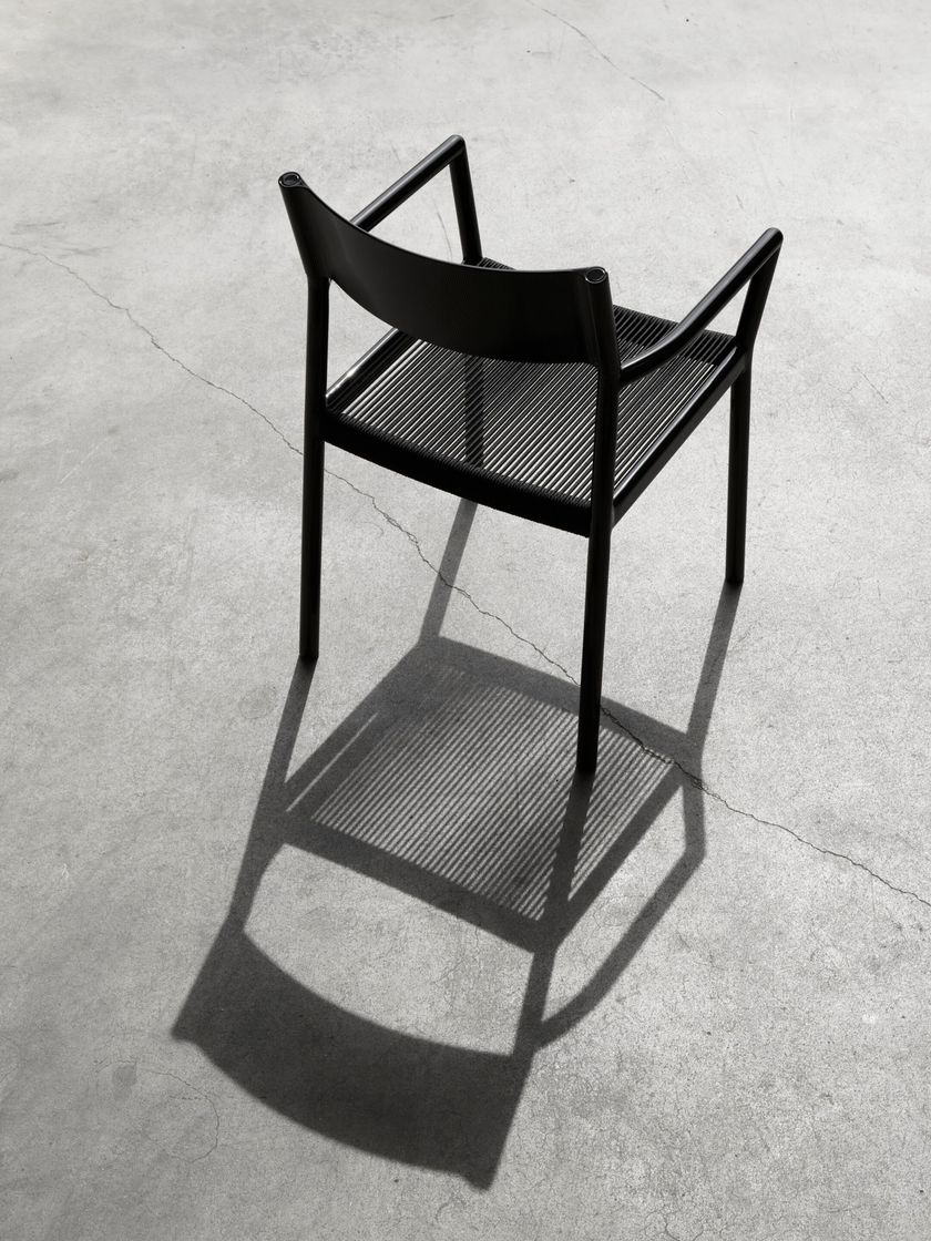 PASSAGE Aluminium chair with armrests and rope seat By Kettal
