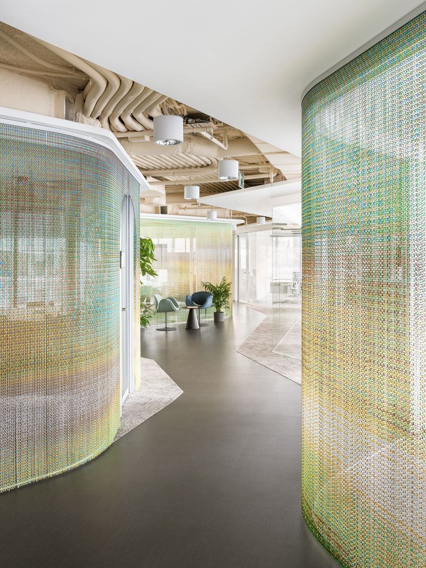 WALLCOVERING CURVED HALL Aluminium chain curtain By Kriskadecor