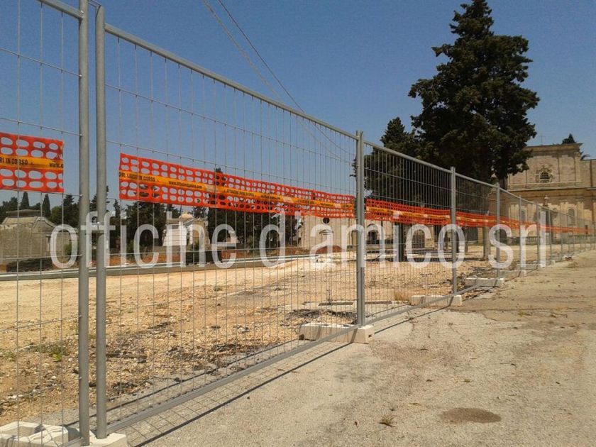 Recinzione Temporanea Realizzata Con Tubi Di Acciaio Zincato E Tubi Di
