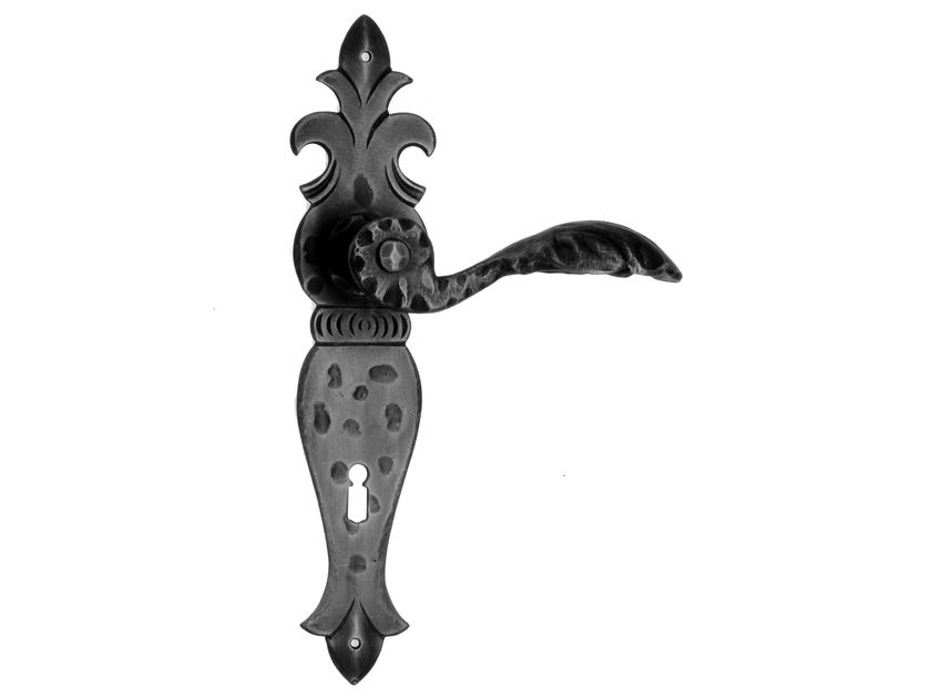 Wrought iron door handle on back plate ORTISEI By Galbusera