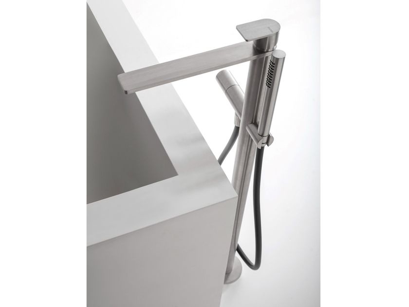 Q316 | Floor standing bathtub mixer By ZAZZERI design Roberto Innocenti