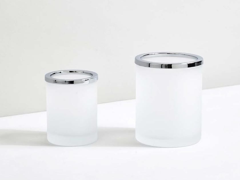 ROUND UP Frosted glass toothbrush holder By Klomfar