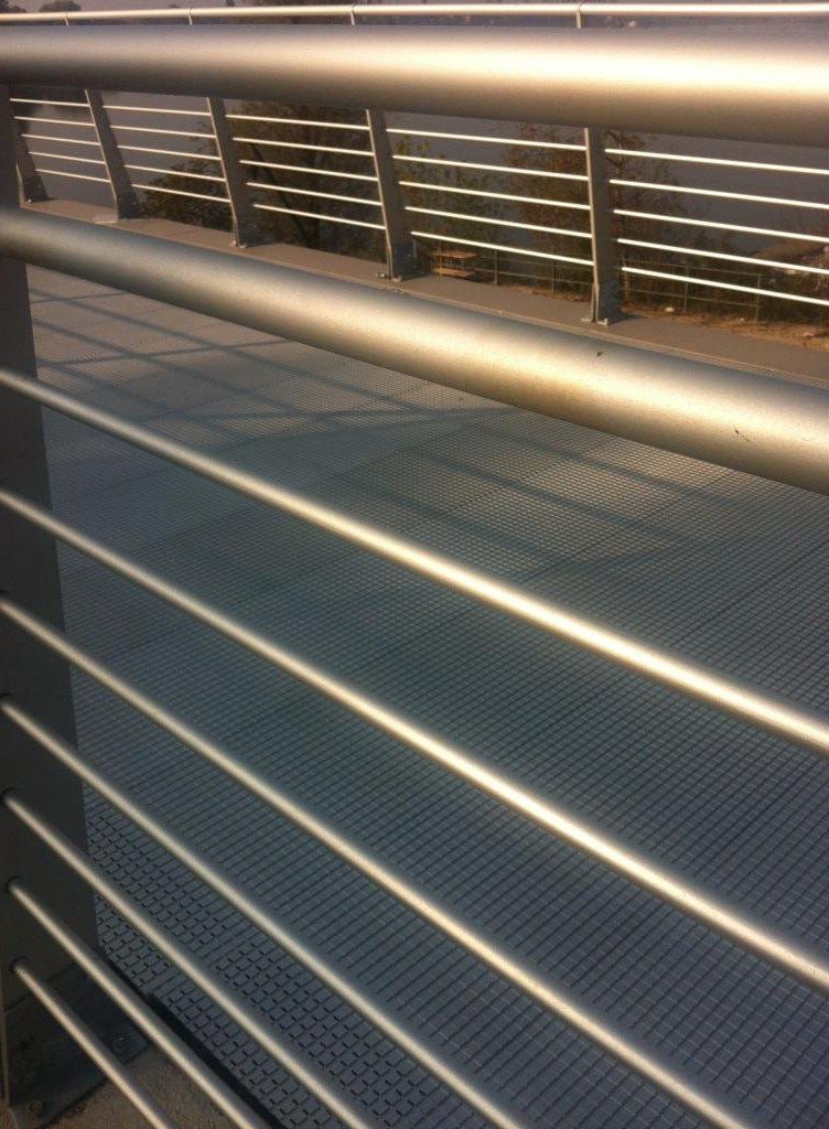 ORIZZONTE URBANO Parapetto in alluminio per passerelle pedonali By ...