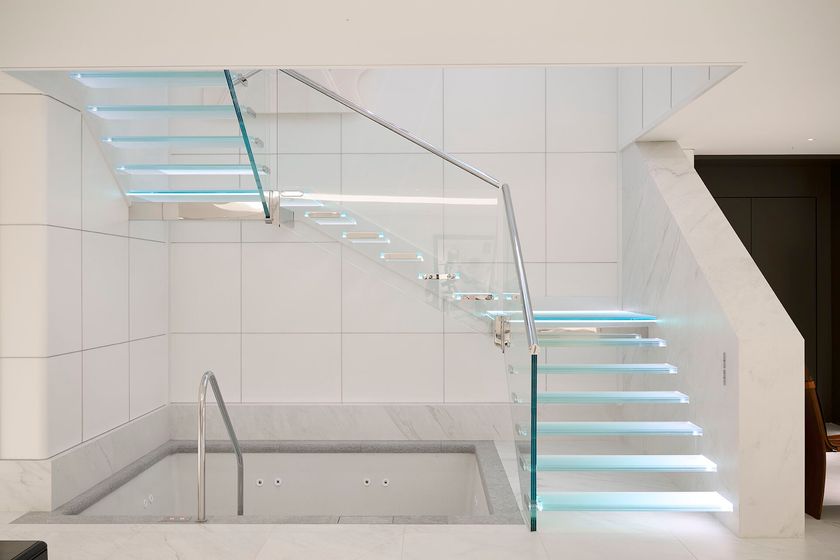 mistral-st-moritz-offene-treppe-aus-glas-mit-led-licht-by-siller-treppen
