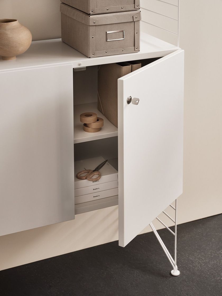 STRING® SYSTEM CABINET WITH LOCK Pensile By String Furniture