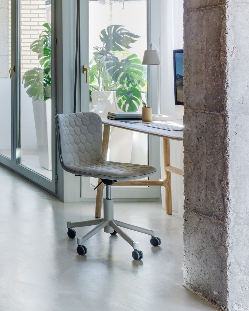 TEA Chaise pivotante à roulettes By Sancal | design estudiHac