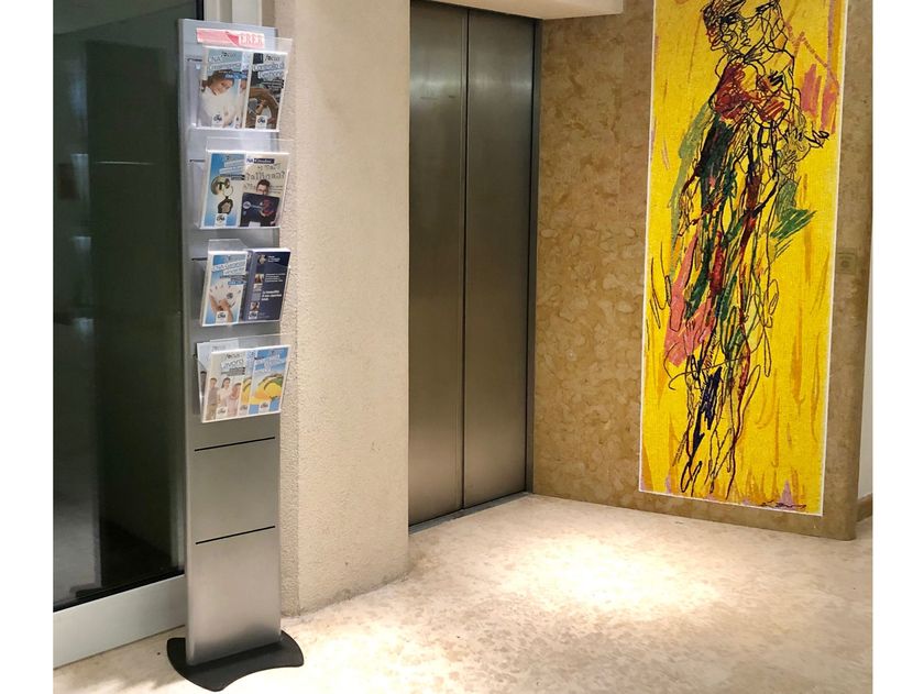 Floor-standing one-sided display unit for brochures TORRE 6 By STUDIO T