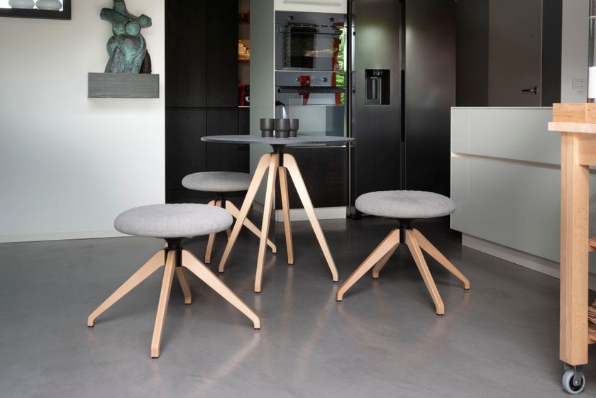 turna-around-drehbarer-hocker-aus-holz-by-tonon