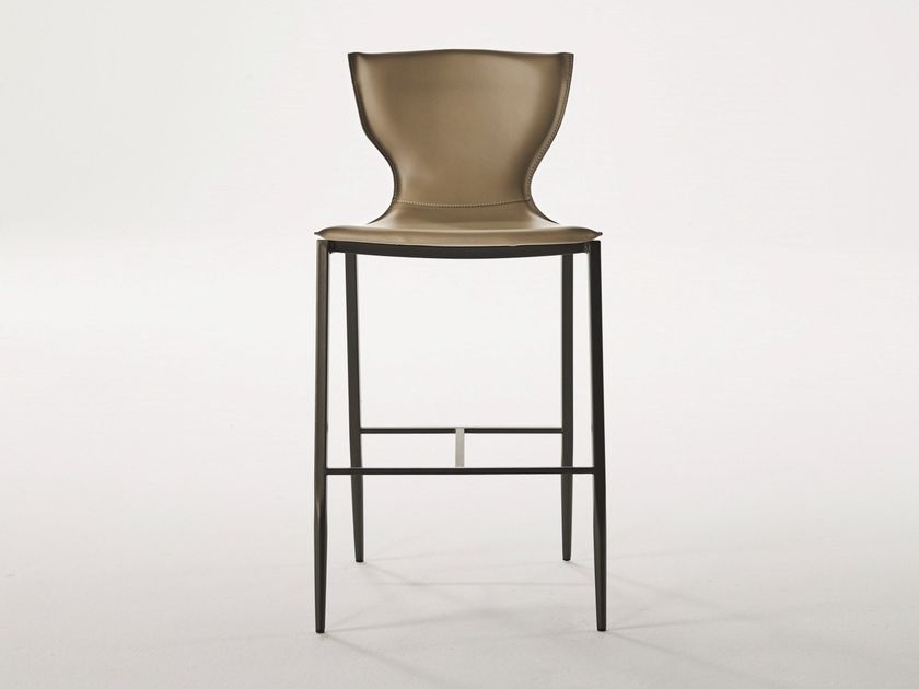 Sgabello Da Bar Alto Nathan James Dahlia – Con Schienale E Cuscino Imbottito In Pelle Vegan – Design Mid-Century – Marrone/Nero