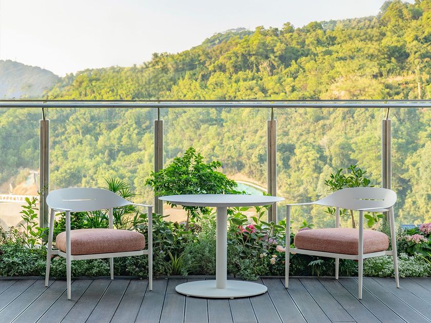 CELIA Low lounge chair By VINEKO