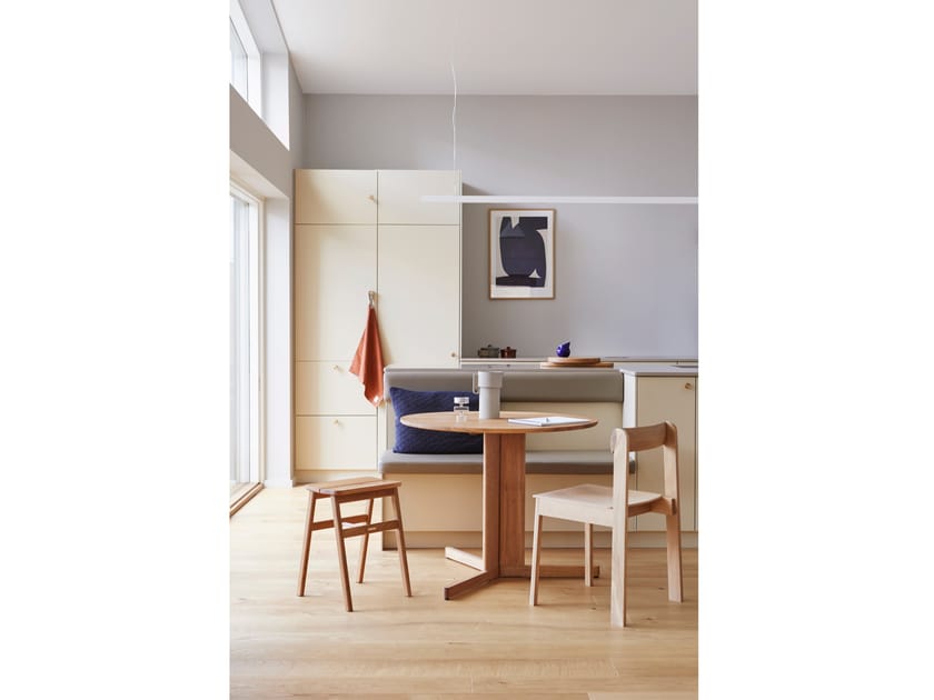 ANGLE by Form & Refine - Sgabello pieghevole basso in rovere - 11