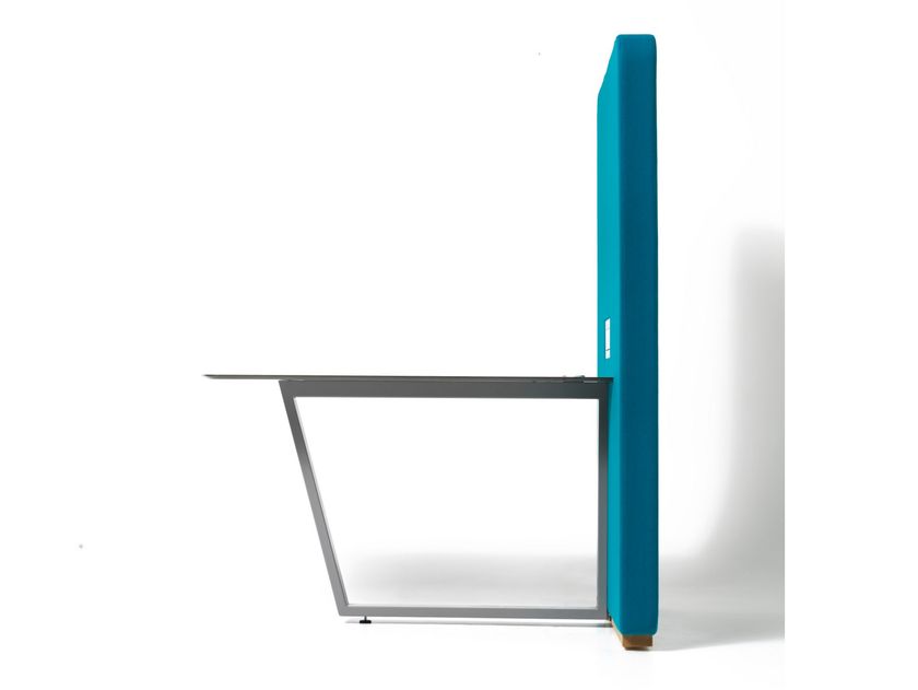 CIRCUIT MEDIA & PRIVÈ Office desk with USB socket and partition panel ...