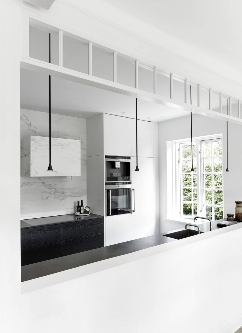 FORM 2 - BLACK OAK Linear solid wood kitchen without handles By ...