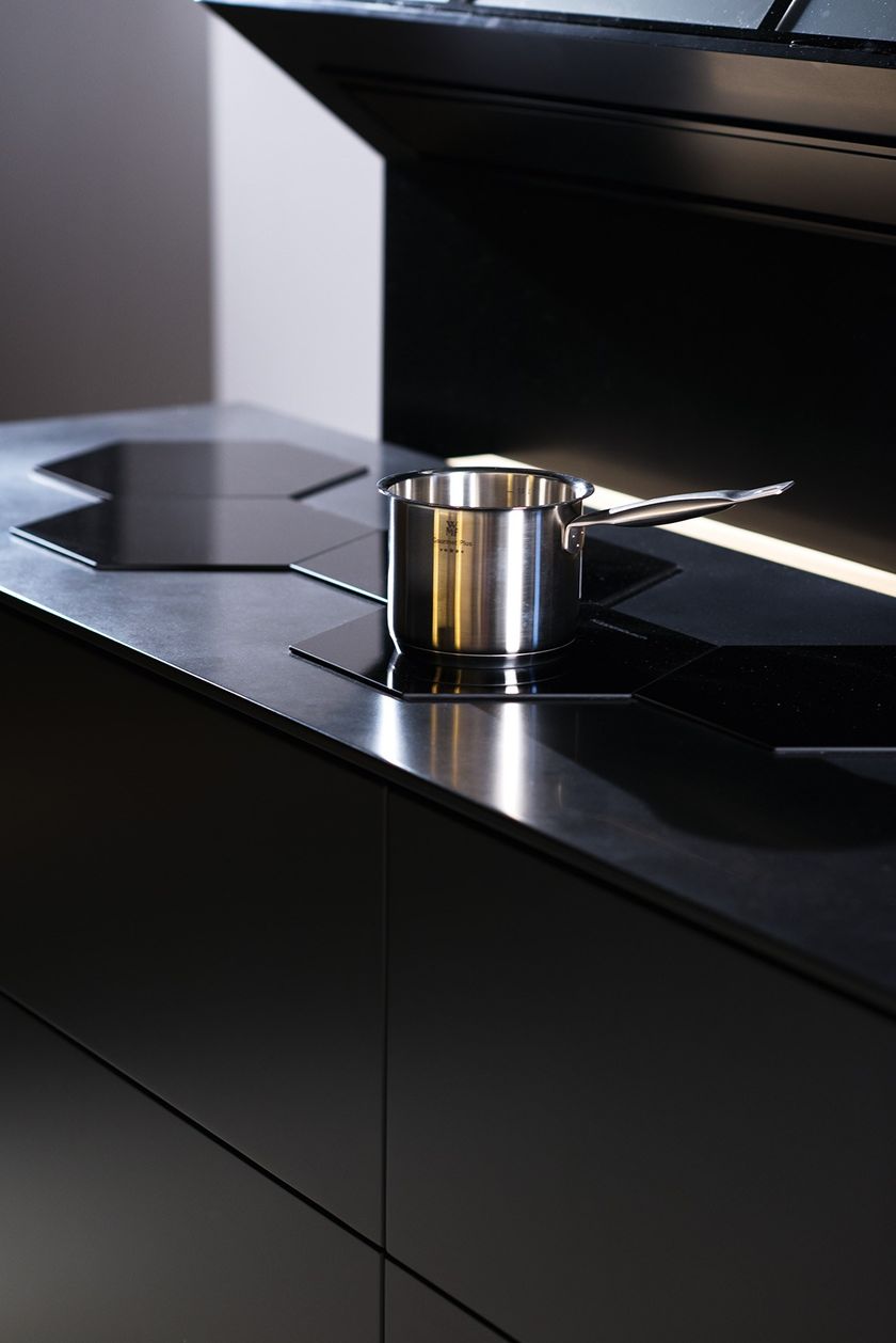 FX CARBON Kitchen with peninsula By TM Italia Cucine design