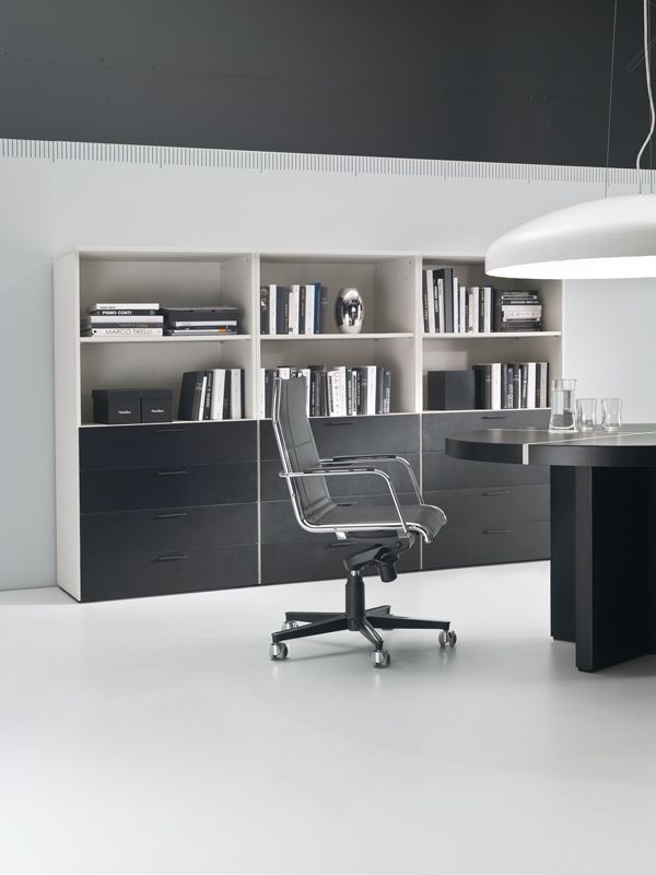Poltrona da ufficio girevole imbottita in similpelle beige con base e braccioli satinati - Collin