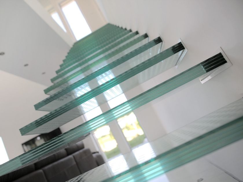 Glass cantilevered staircase iFRAME Glass stairs By iFRAME