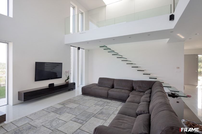 Glass cantilevered staircase iFRAME Glass stairs By iFRAME