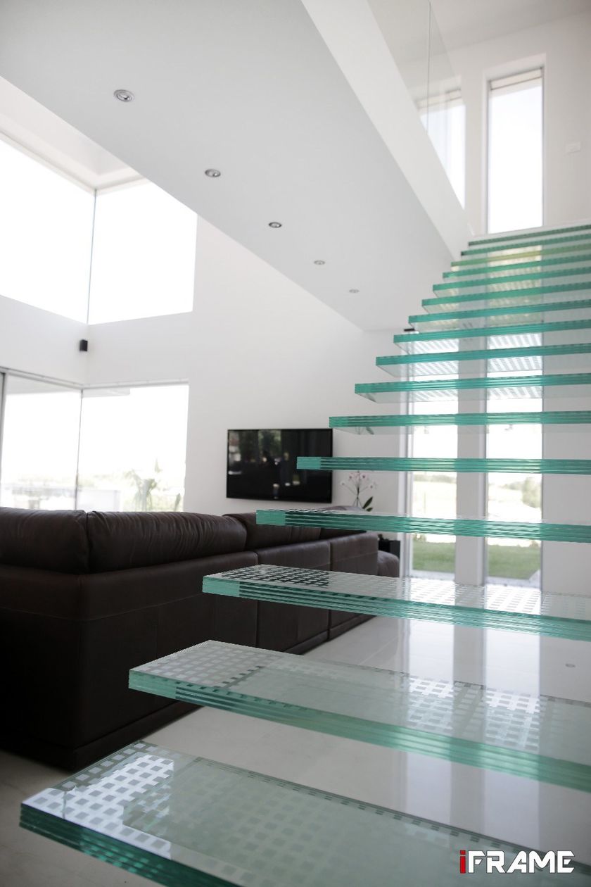 Glass cantilevered staircase iFRAME Glass stairs By iFRAME