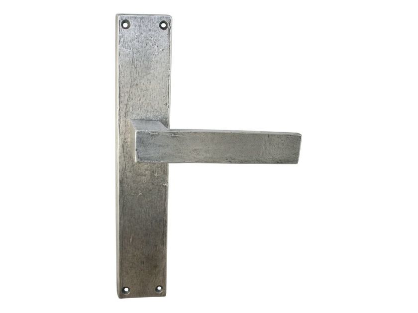 LATUS MG2251 Tirador de puerta de bronce con placa By Fama International