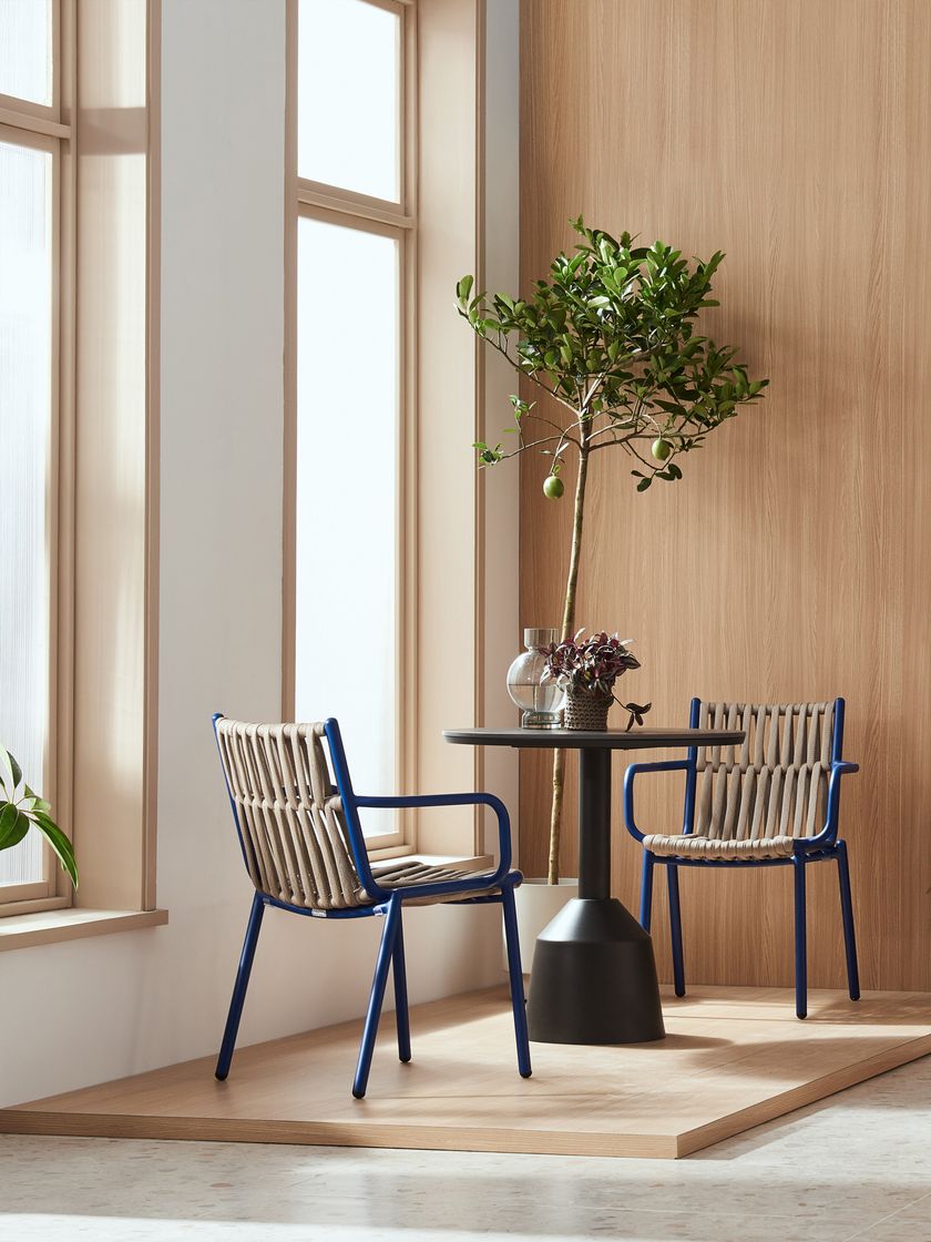 Silla de cuerda de jardín con brazos LOOP By Kun Design diseño Kun Qi