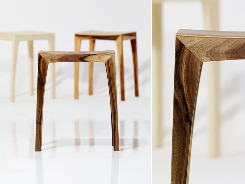 Sgabello in legno verniciato, con schienale, per bar