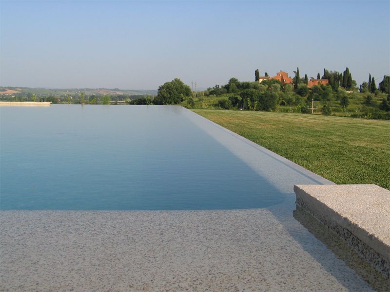 Piscina a sfioro interrata in cemento Piscina a sfioro - INDALO PISCINE ...