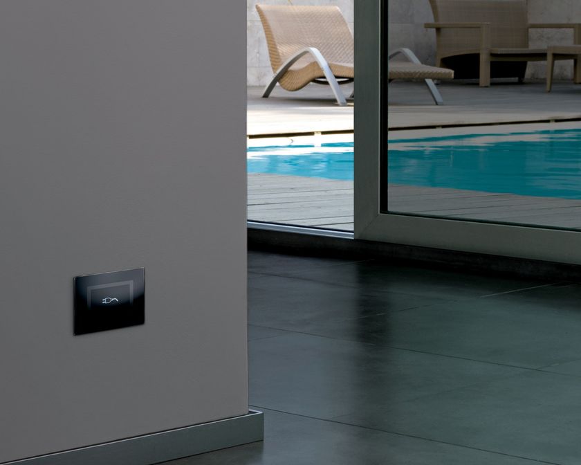 Presa elettrica con spinotto 230V, singola grigia, con cornice in vetro