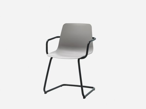 VARYA Cadeira cantilever de polipropileno com braços By INCLASS ...