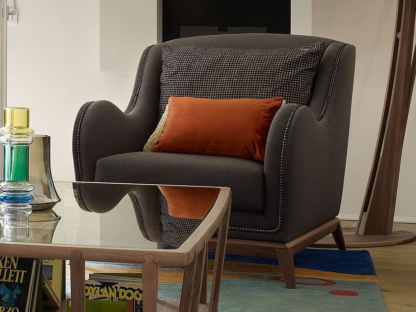 CONTEMPORARY LIVING Poltrona de tecido com braços By VOLPI