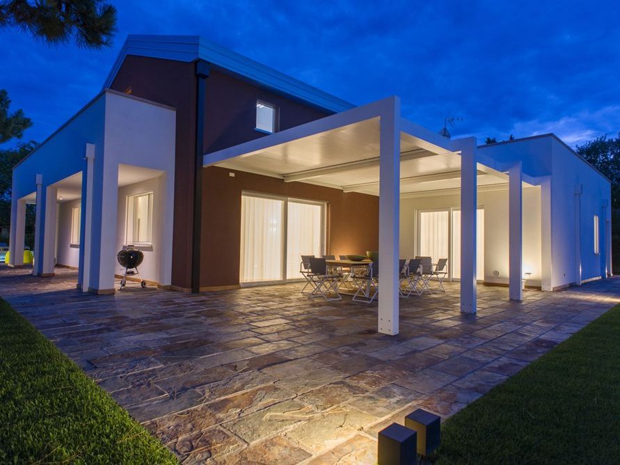 Pergola addossata in alluminio a lamelle orientabili