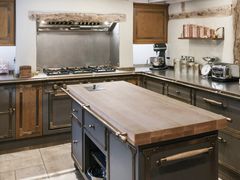 Cucina professionale in acciaio in stile moderno con isola con maniglie&nbsp;BEIGE GREY & BURNISHED BRASS - OFFICINE GULLO