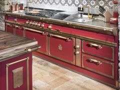 Cucina professionale su misura in acciaio con isola&nbsp;CHIANTI RED & BURNISHED BRASS - OFFICINE GULLO