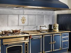 Cucina lineare professionale su misura in acciaio&nbsp;DEEP BLUE & BURNISHED BRASS - OFFICINE GULLO