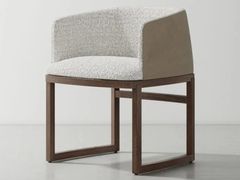 Sedia imbottita in tessuto con braccioli&nbsp;HIDA - DISTRICT EIGHT DESIGN CO.