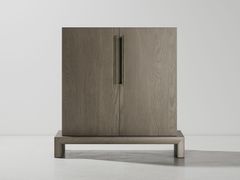 Credenza in rovere con ante a battente&nbsp;NEN - DISTRICT EIGHT DESIGN CO.