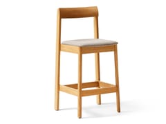 Sgabello alto in rovere con seduta imbottita con poggiapiedi&nbsp;BLUEPRINT - FORM & REFINE