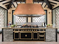 Cucina professionale su misura in acciaio con isola&nbsp;JET BLACK & BURNISHED BRASS - OFFICINE GULLO