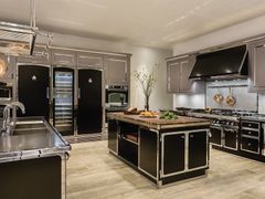 Cucina professionale su misura in acciaio inox con isola&nbsp;JET BLACK & SATIN CHROME - OFFICINE GULLO