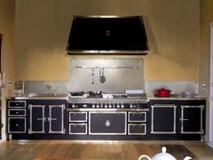 Cucina lineare professionale su misura in acciaio inox&nbsp;JET BLACK & SATIN NICKEL - OFFICINE GULLO