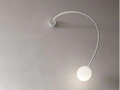 Lampada da parete a LED in vetro acidato con braccio flessibile&nbsp;MOONY - KARMAN
