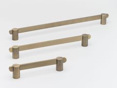 Maniglia per mobili a ponte in ottone&nbsp;INTERSECT - LO & CO INTERIORS