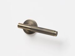 Maniglia in ottone su rosetta&nbsp;KINTORE - LO & CO INTERIORS