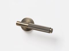 Maniglia in ottone su rosetta&nbsp;LINEAR - LO & CO INTERIORS